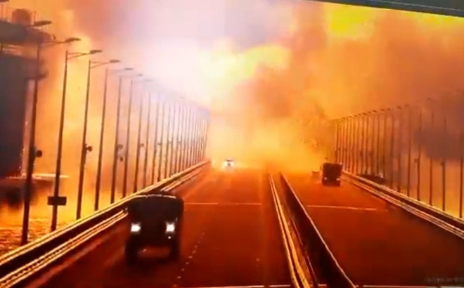 Khoảnh khắc vụ nổ cầu nối liền Crimea và Nga. Ảnh chụp màn hình
