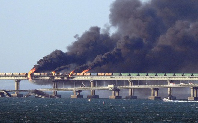 Cầu Crimea bốc cháy sau vụ nổ - Ảnh: New York Times
