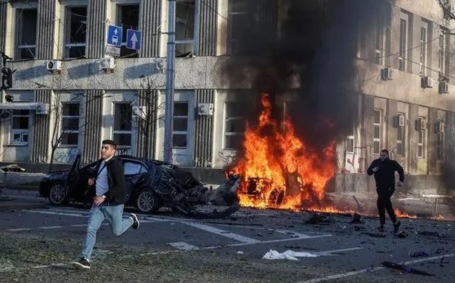 Những chiếc xe cháy rụi ở thủ đô Kiev sáng 10/10. Ảnh: Reuters