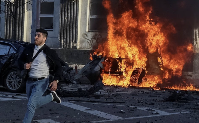 Xe cháy rụi ở Kiev sau đợt tấn công của Nga vào sáng 10/10. Ảnh: Reuters