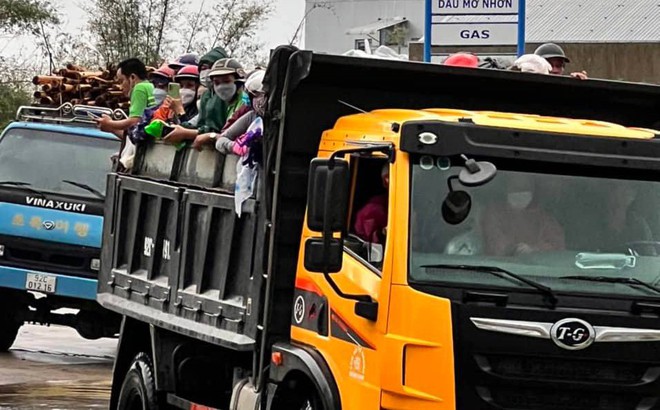 Người dân được chính quyền đưa về nhà bằng xe tải