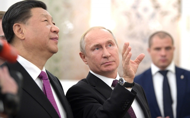 Tổng thống Nga Vladimir Putin (giữa) và Chủ tịch Trung Quốc Tập Cận Bình (bìa trái). Ảnh: Điện Kremlin.