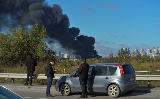 Khói bốc lên sau cuộc tấn công bằng tên lửa của Nga tại thủ đô Kiev, Ukraine. Ảnh: Reuters