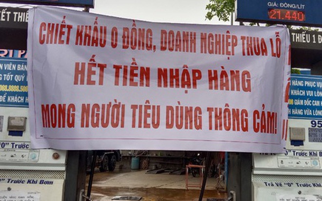 Doanh nghiệp căng băng rôn cho hay không còn tiền nhập hàng, mong người tiêu dùng thông cảm - Ảnh: N.K.