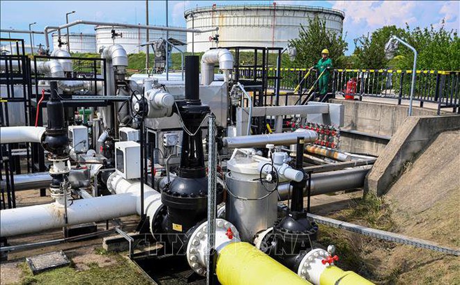 Hệ thống đường ống dẫn dầu Druzhba ở nhà máy lọc dầu Duna của công ty MOL, gần thị trấn Szazhalombatta, phía Nam thủ đô Budapest (Hungary), ngày 5/5/2022. Ảnh: AFP/TTXVN