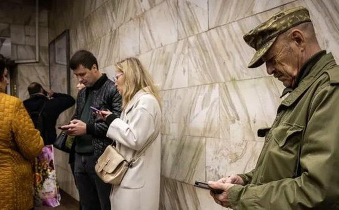 Người dân đứng dưới ga tàu điện ngầm để trú ẩn ở Kiev hôm 10/10. Ảnh: Getty