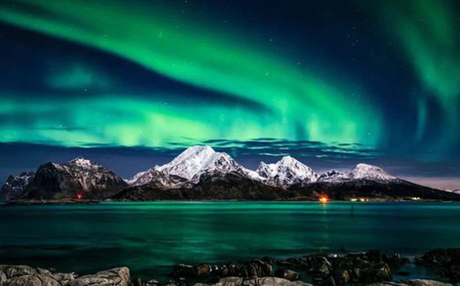 Cực quang Bắc Cực: Khám phá điều kì diệu của cực quang Bắc Cực ngay trên màn hình của bạn. Hãy chứng kiến sự mê hoặc của những màu sắc tuyệt đẹp và những thay đổi đầy ấn tượng của bầu trời đêm. Hình nền này giống như một bức tranh tuyệt đẹp mà bạn có thể thưởng thức ngay trên màn hình của mình.