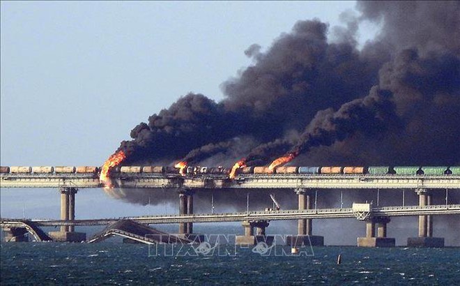 Khói bốc lên ngùn ngụt từ hiện trường vụ nổ trên cây cầu nối với Bán đảo Crimea ngày 8/10. Ảnh: AFP/TTXVN