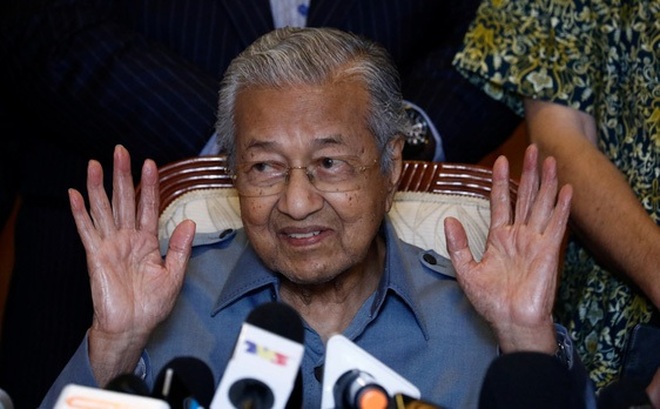 Cựu thủ tướng Mahathir trong cuộc họp báo ngày 11-10 - Ảnh: REUTERS