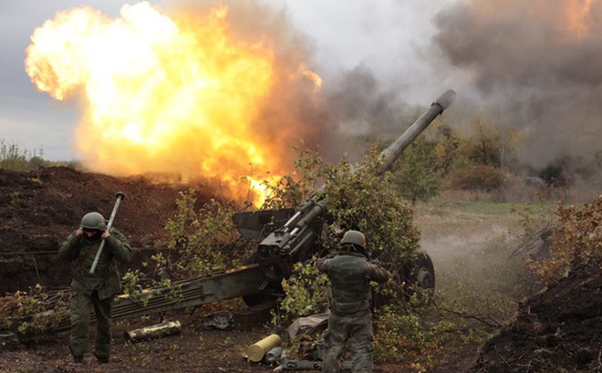 Lực lượng của Cộng hòa Donetsk tự xưng bắn pháo tại khu vực này ngày 11-10 - Ảnh: AFP