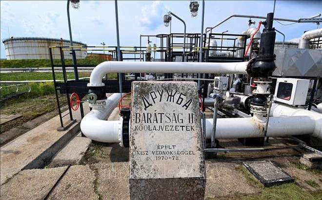 Trạm tiếp nhận của đường ống dẫn dầu Druzhba tại nhà máy lọc dầu Duna ở gần thị trấn Szazhalombatta, Hungary ngày 5/5. Ảnh: AFP/TTXVN