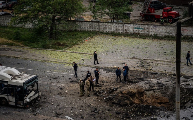 Một hố lớn xuất hiện trên đường phố sau cuộc tấn công tên lửa của Nga tại Dnipro. Ảnh: CNN