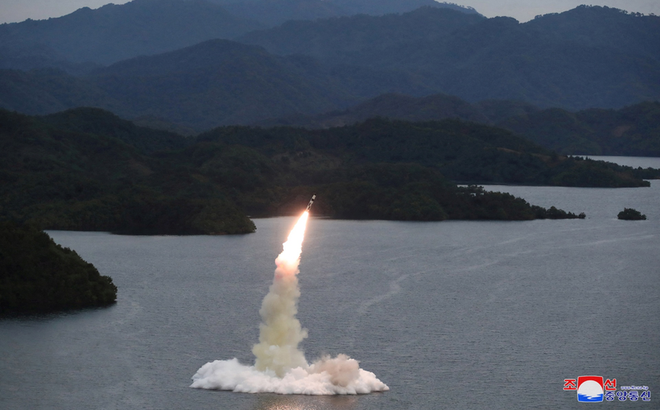 Một vụ phóng tên lửa tại địa điểm không được tiết lộ ở Triều Tiên. Ảnh: KCNA