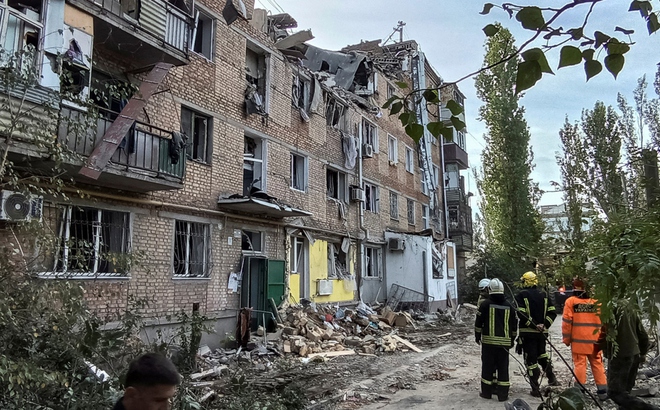 Một tòa nhà tại thành phố Mykolaiv bị phá hủy sau vụ không kích hôm 13/10 (Ảnh: Reuters)