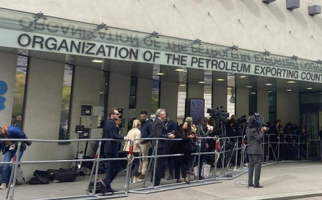 Phóng viên đứng bên ngoài tòa nhà của OPEC ở Vienna (Áo) trước cuộc họp của OPEC+ ngày 5-10 - Ảnh: AP