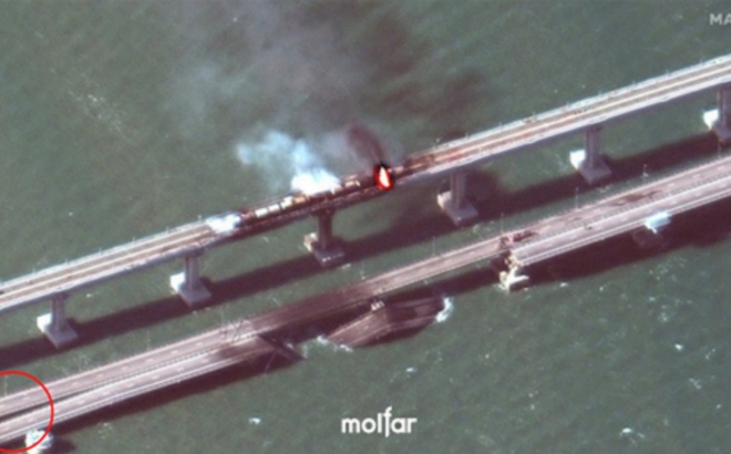 Cây cầu Crimea bị hư hại sau khi bị đánh bom. Ảnh: Maxar, Molfar.