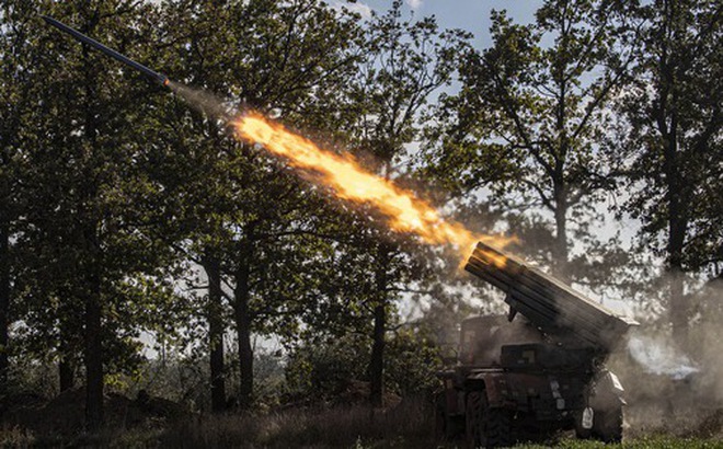 Lực lượng Ukraine bắn rocket trong giao tranh tại Kherson ngày 7-10 - Ảnh: AFP