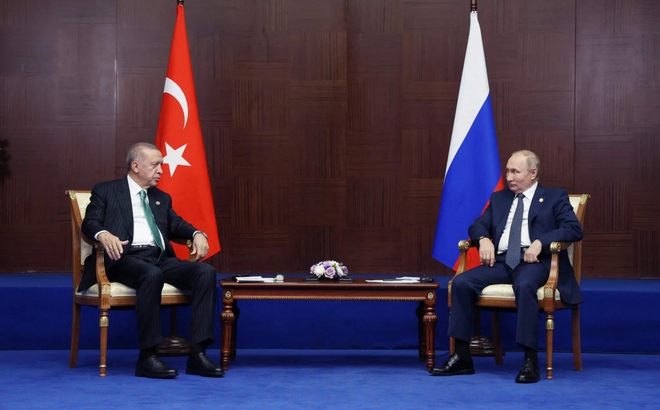 Tổng thống Nga Vladimir Putin gặp Tổng thống Thổ Nhĩ Kỳ Tayyip Erdogan bên lề Hội nghị thượng đỉnh ở Astana, Kazakhstan ngày 13/10. Ảnh: Vyacheslav Prokofyev