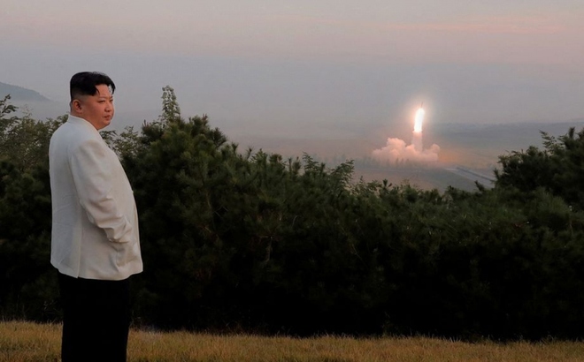 Nhà lãnh đạo Triều Tiên Kim Jong Un thị sát một vụ phóng tên lửa của Triều Tiên. Ảnh: KCNA.