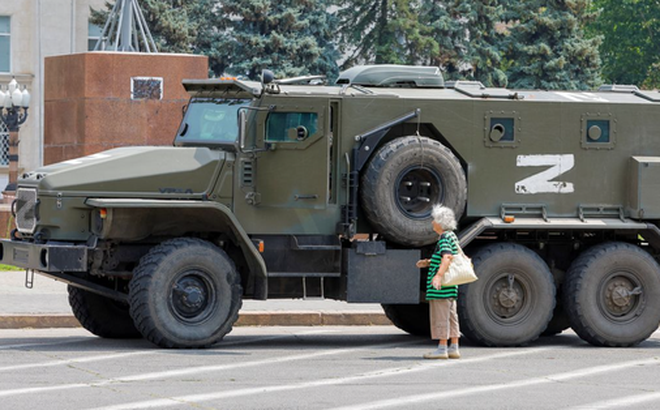 Một chiếc xe bọc thép của lực lượng thân Nga tại thành phố Kherson, khu vực Kherson, Ukraine, ngày 25-7 - Ảnh: REUTERS