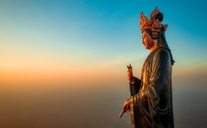 Đón nhận tượng Phật lớn bậc nhất Đông Nam Á và trở nên mê hoặc bởi sự nghiêm trang và danh giá của nghệ thuật đồng. Với thiết kế kỳ diệu và chiều cao vượt trội, tượng Phật này sẽ khiến bạn cảm thấy vừa kính trọng vừa khiêm tốn.