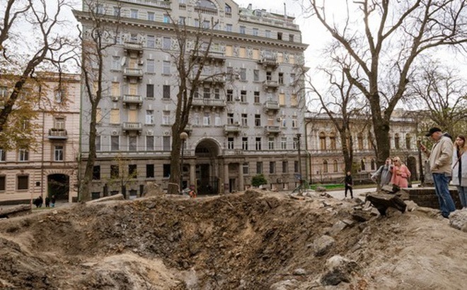 Tên lửa để lại một lỗ thủng lớn trong một công viên ở Kiev, Ukraine, ngày 14-10 - Ảnh: AFP