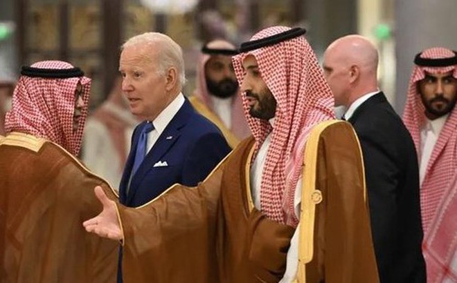 Thái tử kế vị Ả-rập xê-út Mohammed bin Salman tiếp đón Tổng thống Mỹ Joe Biden trong chuyến thăm hồi tháng 7. (Ảnh: Getty)