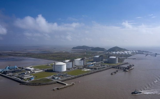 Một trạm lưu trữ LNG tại cảng nước sâu Yangshan, Thượng Hải, Trung Quốc. Ảnh: Bloomberg