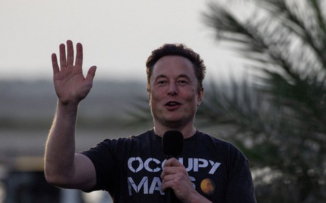 Tỉ phú Elon Musk phát biểu trong một cuộc họp báo tại trụ sở SpaceX hồi tháng 8 - Ảnh: REUTERS