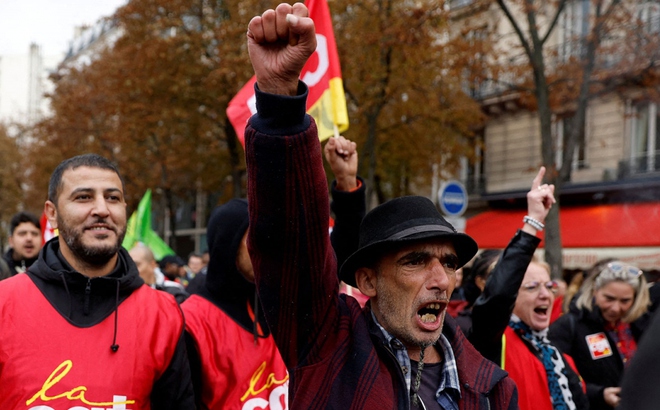 Người biểu tình tại Pháp phản đối giá cả sinh hoạt tăng cao hôm 16/10 (Ảnh: Reuters).