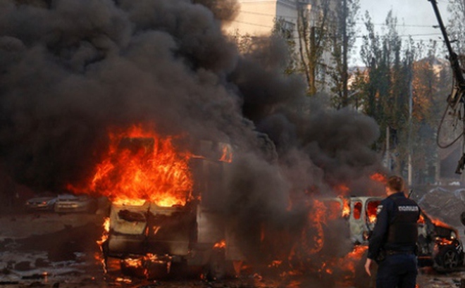 Xe ô tô bốc cháy sau khi trúng tên lửa ở Kiev, thủ đô của Ukraine ngày 10/10. Ảnh: Reuters