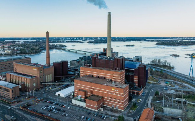 Ngay tại thủ đô Helsinki, một cơ sở đốt than sẽ được chuyển đổi thành nhà máy chiết xuất năng lượng từ nước biển. Ảnh: Helen Oy