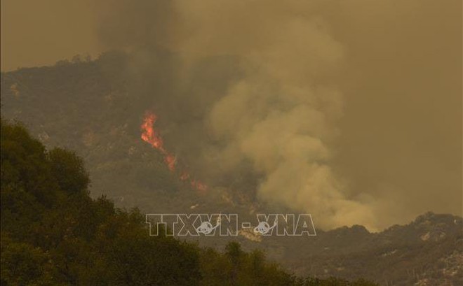 Khói lửa bốc lên từ đám cháy rừng tại Công viên quốc gia Sequoia ở California, Mỹ, ngày 18/9/2021. Ảnh minh họa: AFP/TTXVN