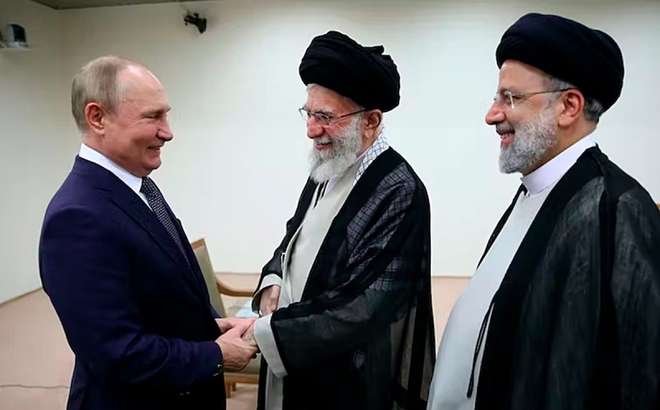 Lãnh tụ tối cao Iran Khamenei (giữa) gặp gỡ Tổng thống Nga Putin (bìa trái). Ảnh: Văn phòng Lãnh tụ tối cao Iran.