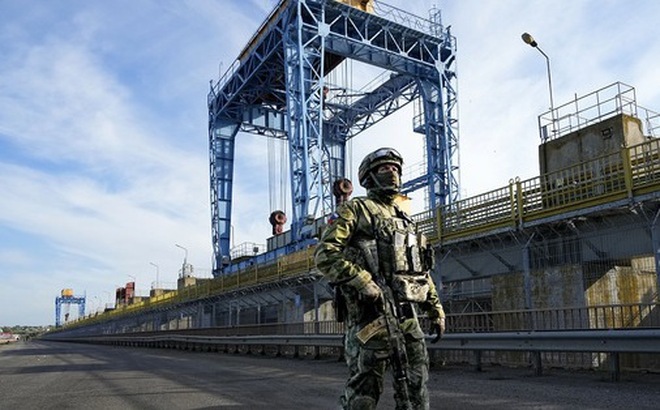 Phía Ukraine cáo buộc Nga có kế hoạch cho nổ tung con đập của nhà máy thủy điện Kakhovka ở Kherson - Ảnh: AP