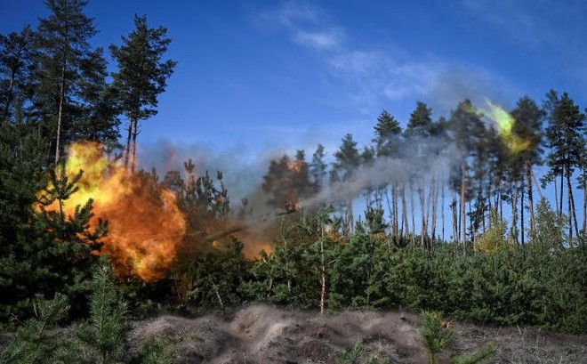 Các binh sĩ Ukraine bắn lựu pháo tự hành AHS Gvozdika khi tiến công ở vùng Kharkiv ngày 17/10/2022. Ảnh: Reuters