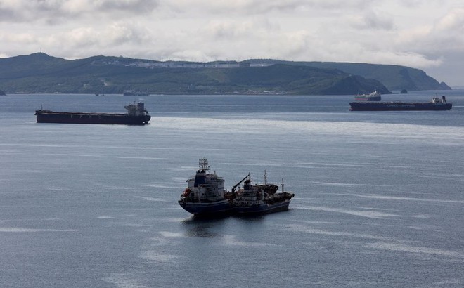 Các tàu chở dầu ở Vịnh Nakhodka gần trạm dầu thô Kozmino bên ngoài thành phố cảng Nakhodka, Nga. Ảnh: Reuters