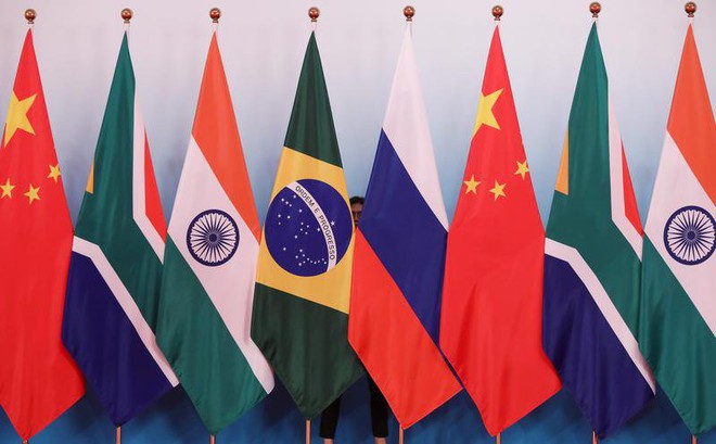 Quốc kỳ của Brazil, Nga, Trung Quốc, Nam Phi và Ấn Độ tại Hội nghị thượng đỉnh BRICS ở Trung tâm Triển lãm và Hội nghị Quốc tế Hạ Môn, tỉnh Phúc Kiến, Trung Quốc ngày 4/9. Ảnh: Reuters