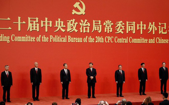 Ông Tập Cận Bình đứng giữa nhóm bảy ủy viên thường vụ Bộ Chính trị khóa 20 của Trung Quốc ngày 23-10 - Ảnh: REUTERS