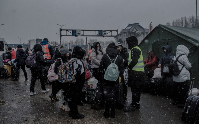 Người tị nạn ở biên giới Ukraine - Moldova. Ảnh: New York Times