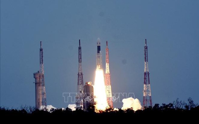 Tên lửa GSLV-Mk-III mang theo tàu vũ trụ Chandrayaan-2 rời bệ phóng tại Trung tâm Vũ trụ Satish Dhawan ở Sriharikota, Ấn Độ. Ảnh tư liệu: THX/TTXVN
