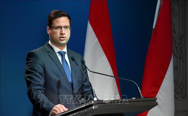 Chánh Văn phòng Thủ tướng Hungary Gergely Gulyas phát biểu tại một cuộc họp báo ở Budapest. Ảnh: AFP/TTXVN