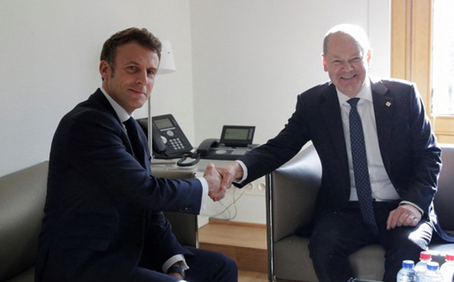 Tổng thống Pháp Emmanuel Macron (trái) và Thủ tướng Đức Olaf Scholz bắt tay hôm 20-10, trước khi tham gia họp thượng đỉnh EU ở Brussels - Ảnh: REUTERS