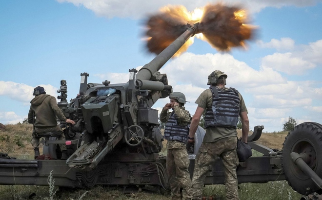 Ukraine khai hỏa lựu pháo FH-70 ở Donbass. Ảnh: Reuters