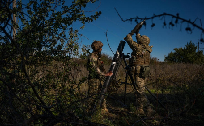 Quân đội Ukraine sử dụng súng cối ở Bakhmut ngày 16/10. Ảnh: Washington Post