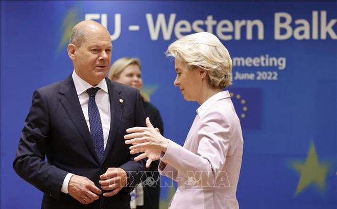 Thủ tướng Đức Olaf Scholz (trái) và Chủ tịch Ủy ban châu Âu (EC) Ursula von der Leyen tại Hội nghị thượng đỉnh EU - Tây Balkan ở Brussels, Bỉ, ngày 23/6/2022. Ảnh tư liệu: AFP/TTXVN