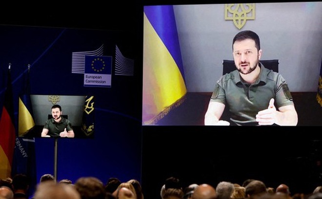 Tổng thống Ukraine Volodymyr Zelensky phát biểu qua video tại Hội nghị về tái thiết Ukraine tổ chức ở Berlin, Đức, ngày 25-10 - Ảnh: REUTERS
