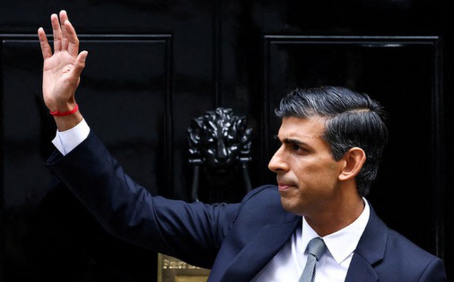 Tân Thủ tướng Anh Sunak bên ngoài dinh thủ tướng ngày 25-10 - Ảnh: REUTERS