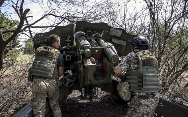 Lực lượng Ukraine kiểm tra vũ khí ở tiền tuyến tại Kherson. Ảnh: Getty Images