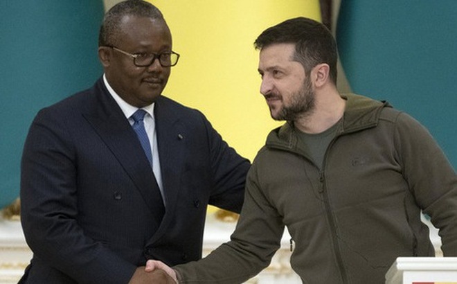 Tổng thống Guinea-Bissau - ông Umaro Mokhtar Sissoco Embalo (trái) gặp Tổng thống Ukraine Volodymyr Zelensky tại thủ đô Kiev, Ukraine ngày 26-10 - Ảnh: AP